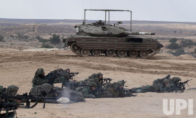 Israeli paratroop infantry in live fire training exercise in Tze'elim
