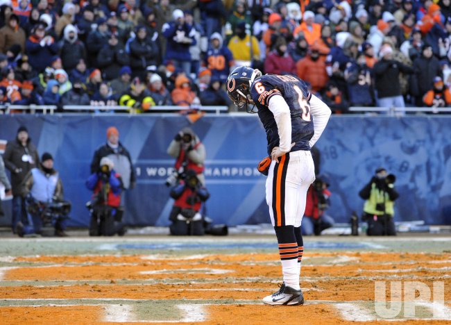 Bears Cutler looks down against Packers in Chicago