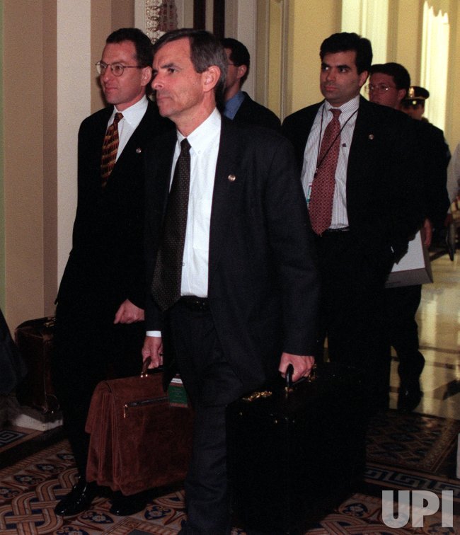 Photo: White House Counsel Bruce Lindsey makes his way to the ...