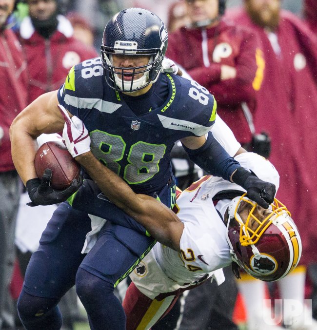 Photo: Seahawks tight end Jimmy Graham (88) signs with the Green