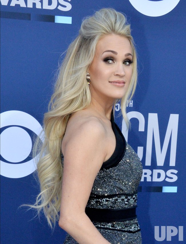 Carrie Underwood is flawless while attending ACM Awards 