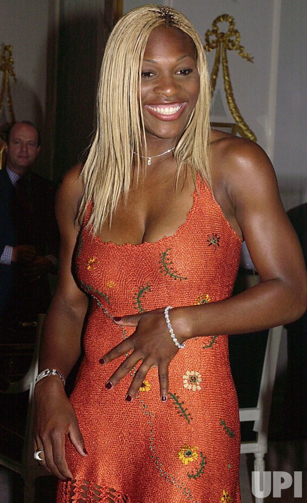 Serena Williams models Harry Winston diamond tennis bracelet