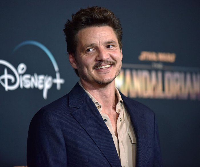 'SNL:' Pedro Pascal can't stop laughing in hilarious restaurant sketch