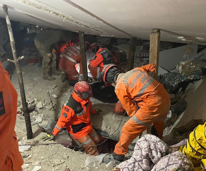 Turkey earthquake death toll exceeds 7,800