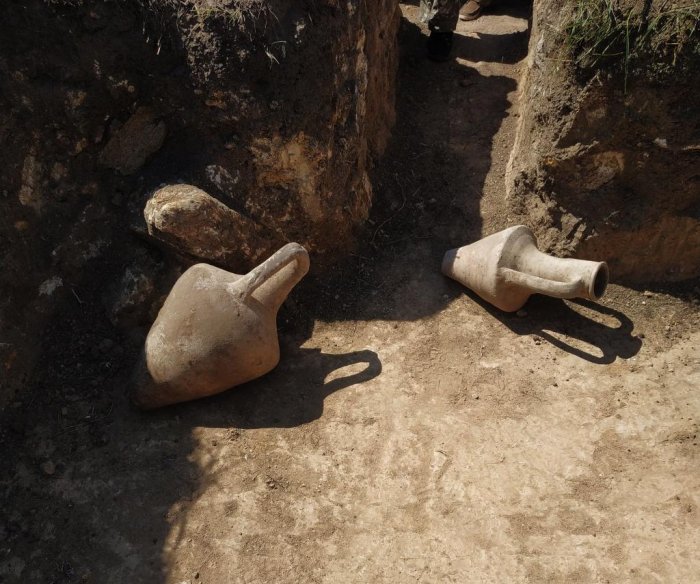 Ukrainian soldiers uncover ancient amphorae while digging trenches