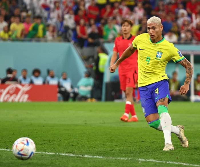 World Cup soccer: Brazil dominates first half to blow by South Korea 4-1