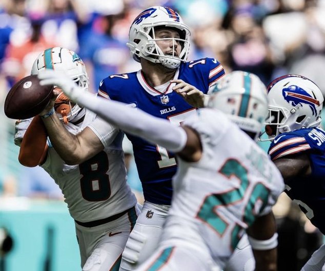 Dolphins hold off red-hot Bills, improve to 3-0
