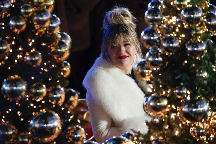 Kelly Clarkson hosts the Rockefeller Center Christmas tree lighting ceremony