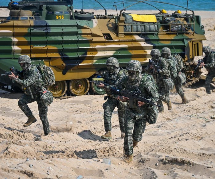 U.S. and South Korea stage beach assault in show of military force