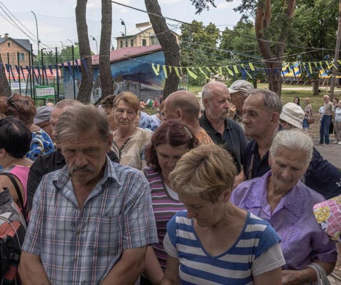 Officials urge evacuation for 350,000 in east Ukraine ahead of Russian assaults
