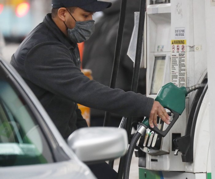 Average gas price hits new record as summer travel season begins