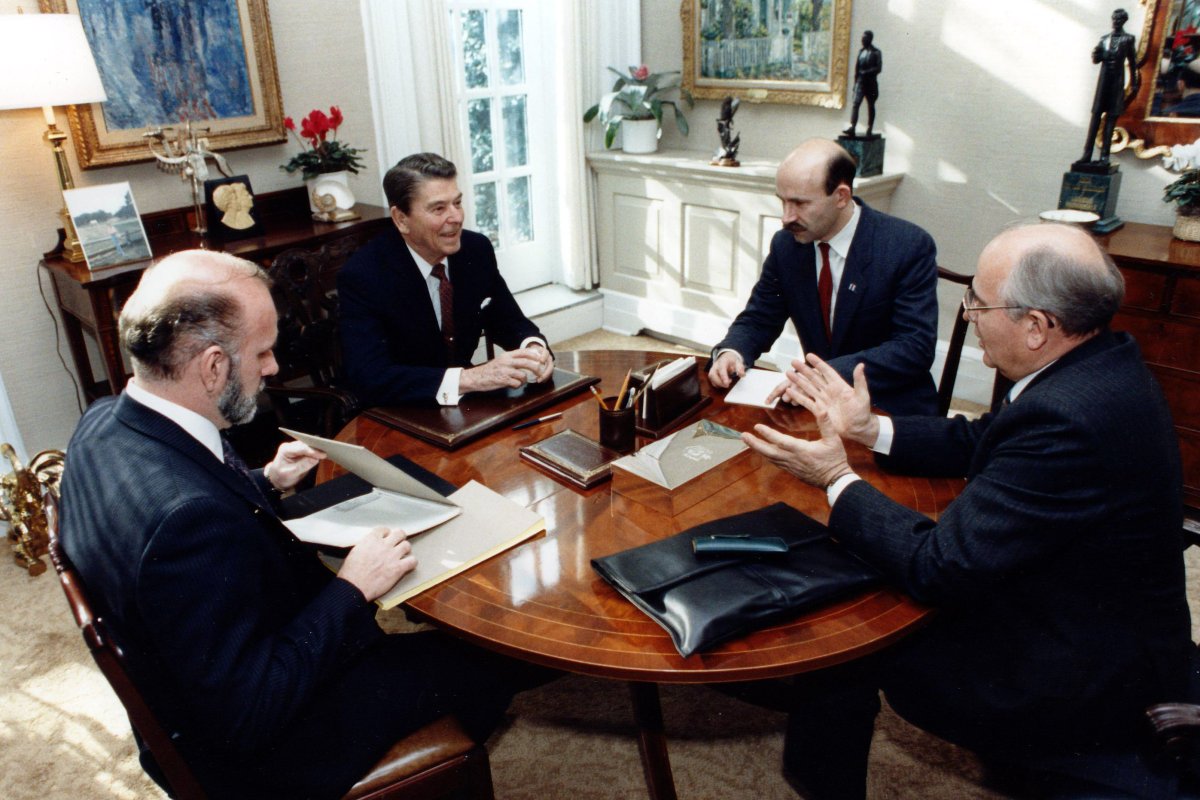 President Reagan and Soviet leader Gorbachev sign historic INF treaty ...