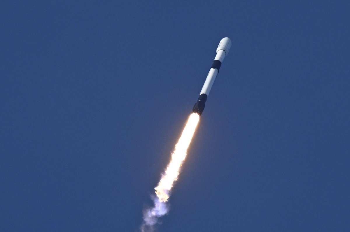 SpaceX meluncurkan satelit untuk melayani pedesaan Indonesia