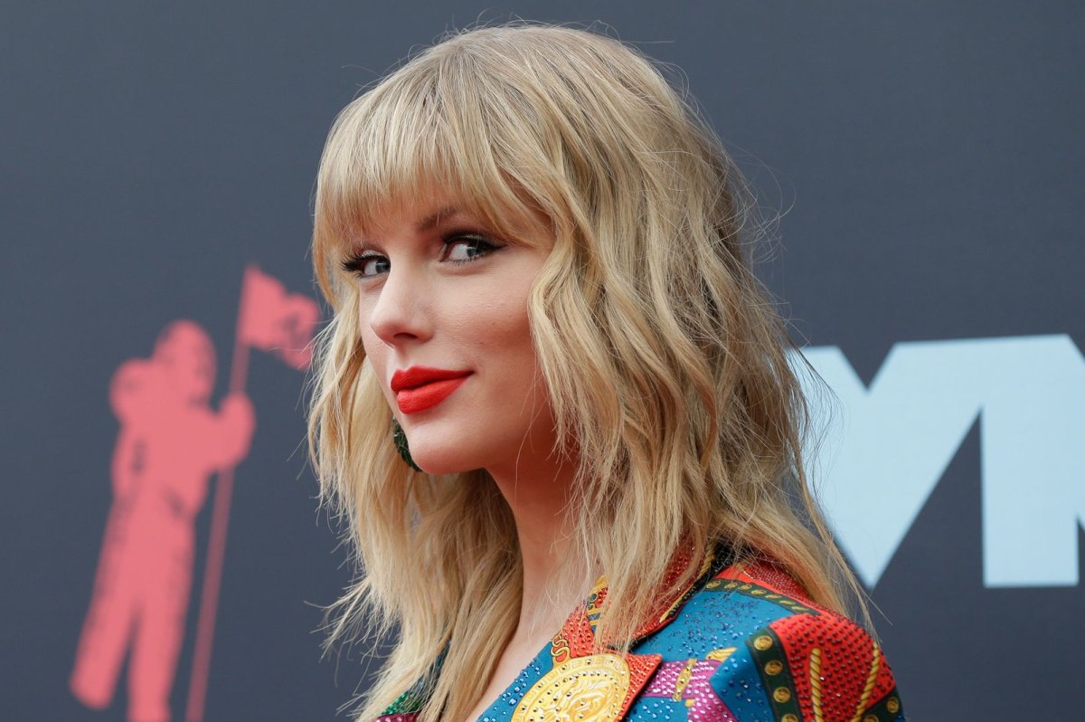 Taylor Taylor Swift says she's being blocked from performing her old songs at AMAs, Netflix documentary