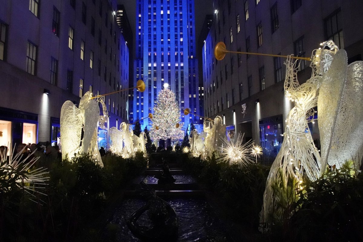 Thousands gather for annual lighting of Rockefeller Center Christmas tree - UPI.com