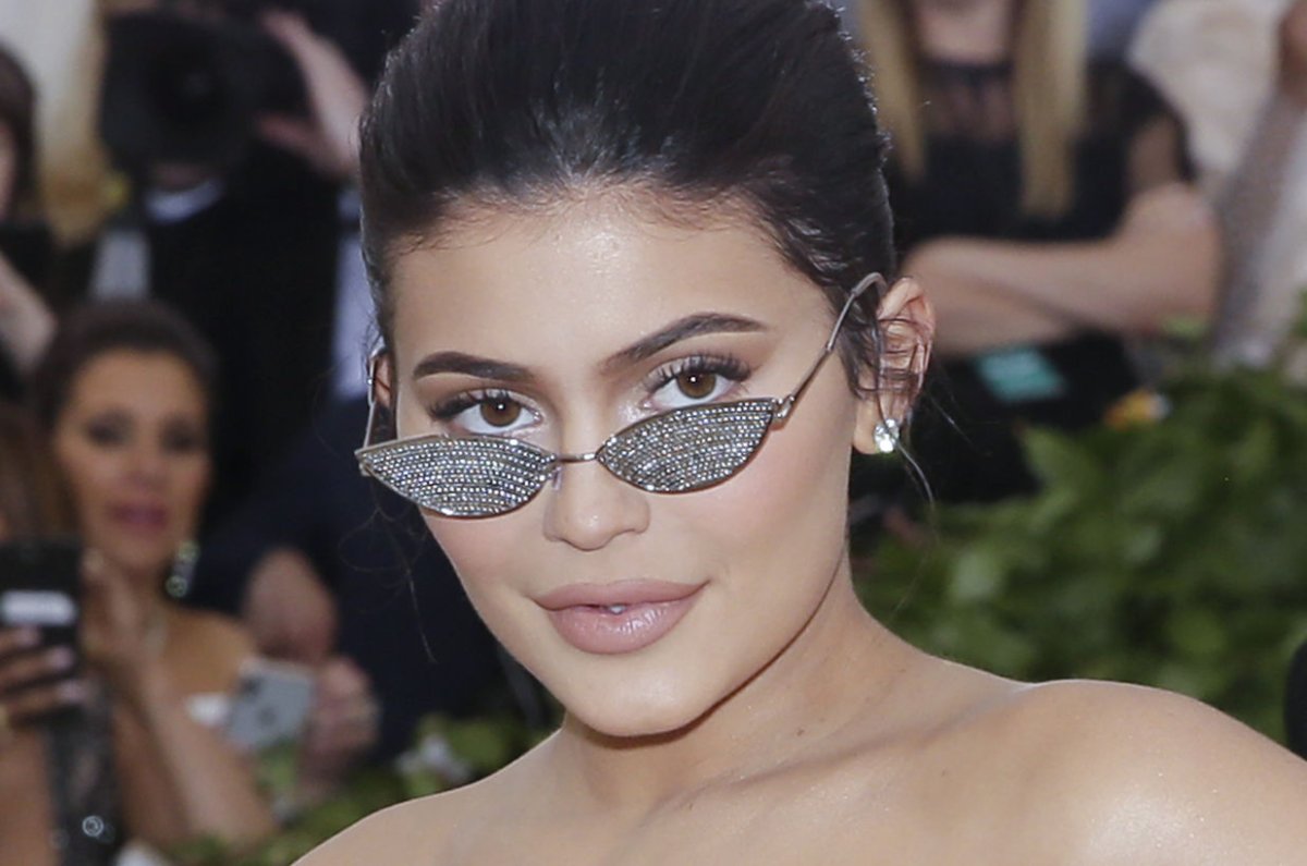 Kim Kardashian, Kylie Jenner wear matching looks in makeup