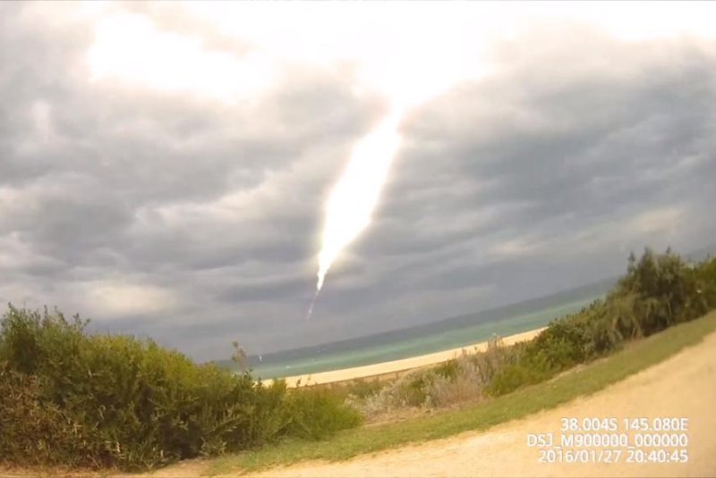 A suspected meteor crashes toward earth in Australia. Screenshot: JukinMedia