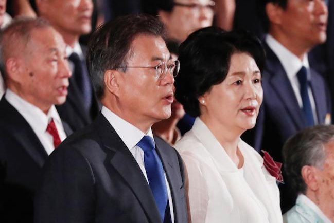 South Korean President Moon Jae-in (L) and first lady Kim Jeong-suk (R) attend a ceremony marking the 72nd anniversary of Korea's independence from Japanese colonial rule on Tuesday. File Photo by Jeon Heon-kyun/EPA
