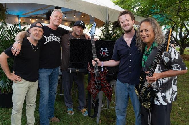 "Stranger Things" star Joseph Quinn (4th to the right) met Metallica this week. Photo courtesy of Netflix