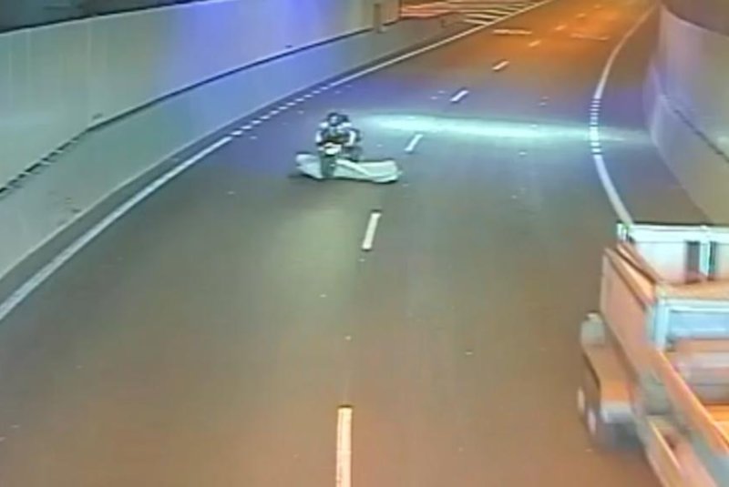 A motorcyclist collides with a mattress in a Queensland tunnel. Screenshot: motorbikewriter.tv/YouTube