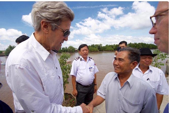 U.S. Secretary of State John Kerry (L) talks with Vo Ban Tam, a former Viet Cong guerrilla who took part in the attack on Kerry’s Swift boat on Feb. 28, 1969, in Vietnam. Photo from John Kerry/Twitter