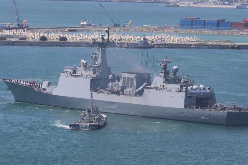 The Dae Jo Yeong, a 4,400-ton South Korean destroyer, departs a naval base in Busan for the Gulf of Aden on May 11, carrying a 300-strong contingent of the Cheonghae Unit to combat piracy in waters off Somalia and in the Persian Gulf. File Photo by Yonhap
