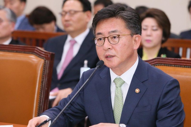 North Korea scolds South Korea official for family reunion remark