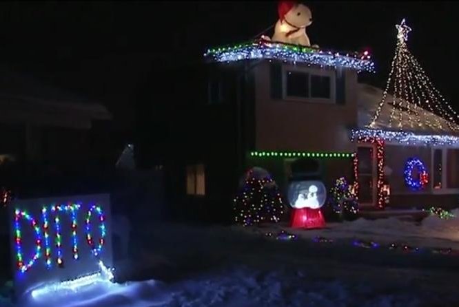 Michigan woman piggybacks on neighbor's Christmas display with 'Ditto' sign