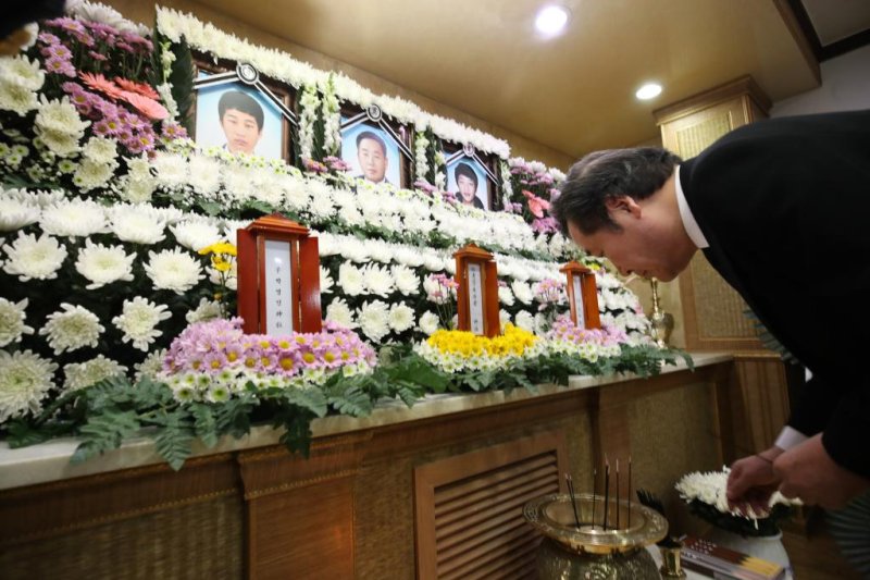 Memorial service held for 5 missing victims of ferry sinking