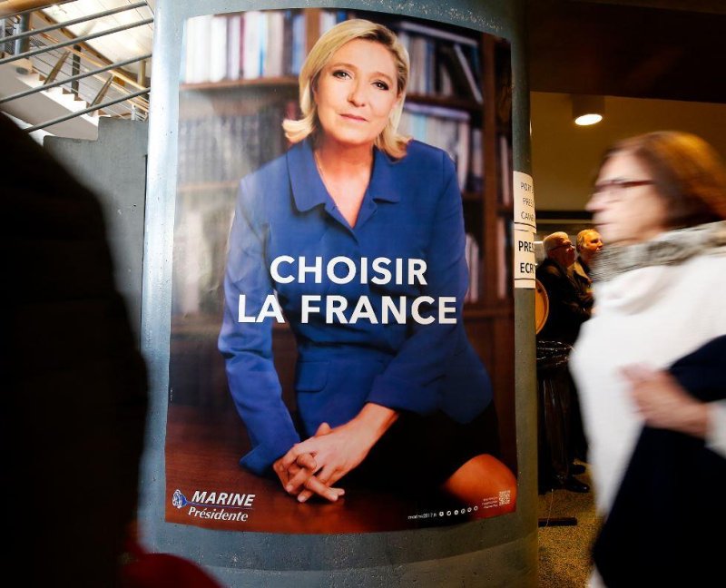 Leader of Le Pen's National Front party quits over gas chamber comments