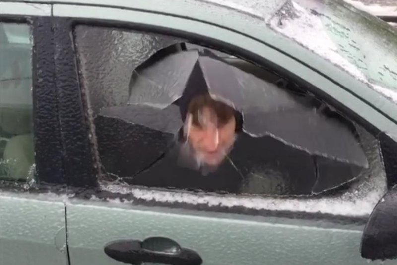 An Oregon man who just can't take anymore winter puts his head through a window made of ice. Screenshot: sweetbabymelmel/Instagram