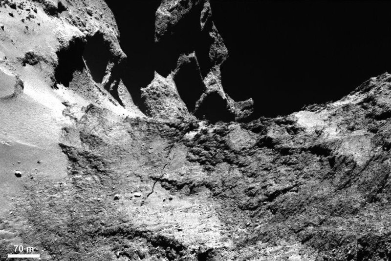Close-up shot of the comet's neck reveals the crack. Photo by ESA/Rosetta/OSIRIS