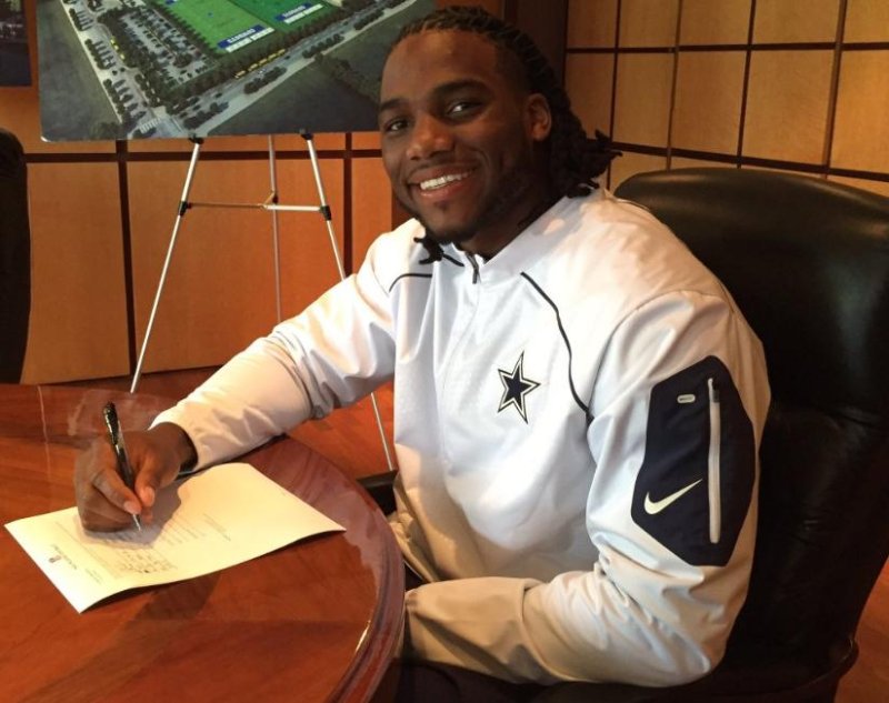 Dallas Cowboys draft pick Jaylon Smith is slowly healing from a severe knee injury in the Fiesta Bowl. Photo via <a class="tpstyle" href="https://twitter.com/thejaylonsmith/status/733710466854178817">@thejaylonsmith/Twitter</a>