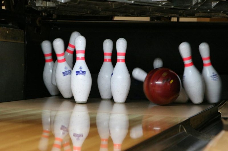A group of bowlers abandoned their malfunctioning vehicle in the middle of a Missouri road while rushing to a tournament. Photo by skeeze/Pixabay