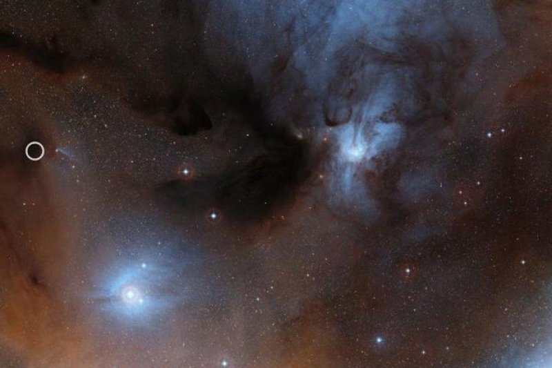 The protostar IRAS16293-2422 B, which is circled on the lefthand side of the image, is found within the Rho Ophiuchi star formation region that forms the constellation Ophiuchus. Photo by ESO/Digitized Sky Survey 2/Davide De Martin