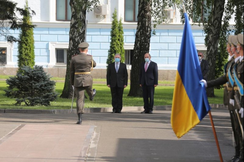 Britain's minister of defense, Ben Wallace, at right, met Ukrainian defense minister Andrii Taran in Kyiv Tuesday and announced a new multinational training initiative to strengthen Ukraine's defense. Photo courtesy of Ukrainian Defense Ministry