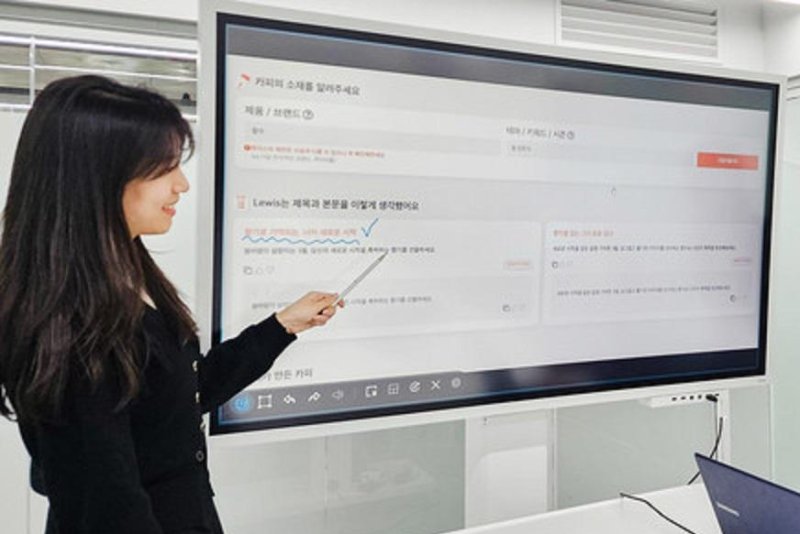 Hyundai Department Store workers test an AI copywriting system, named Lewis, at the retailer's office in Seoul. The retail group plans to introduce the AI copywriter beginning next month. Photo courtesy of Hyundai Department Store