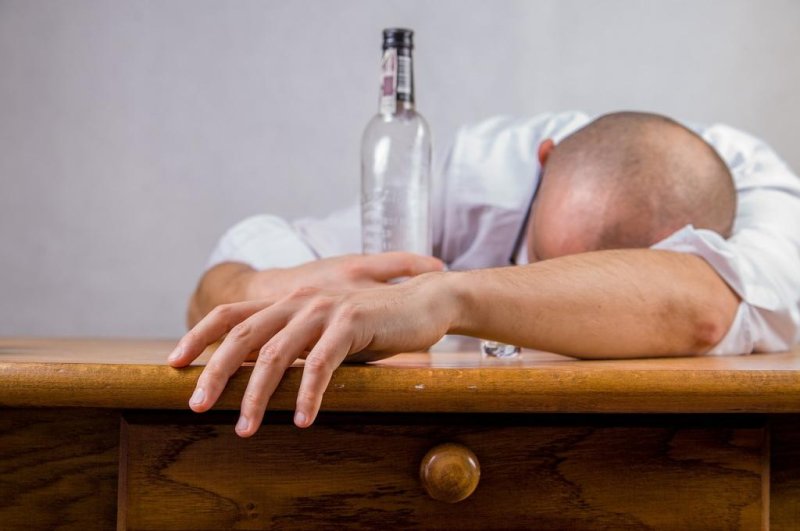 A new tool created by the National Institute for Alcohol Abuse and Alcoholism has been designed to help people identify alcohol use disorder and find treatment, even in themselves. Photo by <a class="tpstyle" href="https://pixabay.com/en/alcohol-hangover-event-death-drunk-428392/">jarmoluk/Pixabay</a>