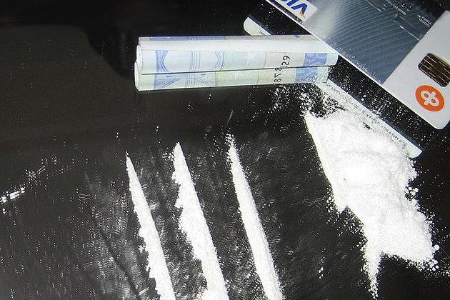 Cocaine lines on a mirror (CC/Zxc)