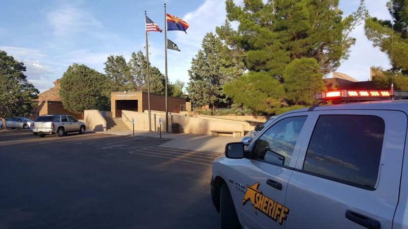 Man shoots and kills two women outside courthouse in Holbrook, Ariz.