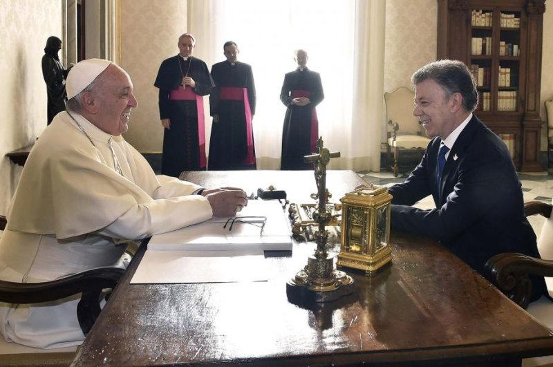 Colombian president, opposition leader meet Pope Francis on FARC peace