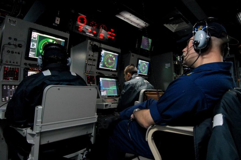The AN/SQQ-89A(V)15 operations center aboard the USS Momsen. Photo by Petty Officer 2nd Class James R. Evans/U.S. Navy