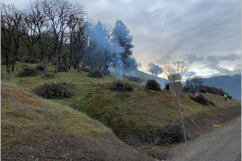 Oregon firefighters battle one of six small fires reported along Interstate 5 on Sunday. One wildfire on Thursday killed a firefighter when a tree fell on him. Photo courtesy of Oregon Department of Forestry Twitter