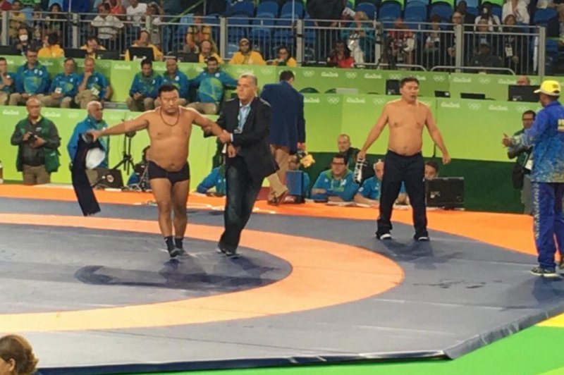 Mongolian wrestling head coach Tserenbaatar Tsogtbayar and assistant coach Byambarenchin Bayaraa. (Twitter/DollamurWrestle)