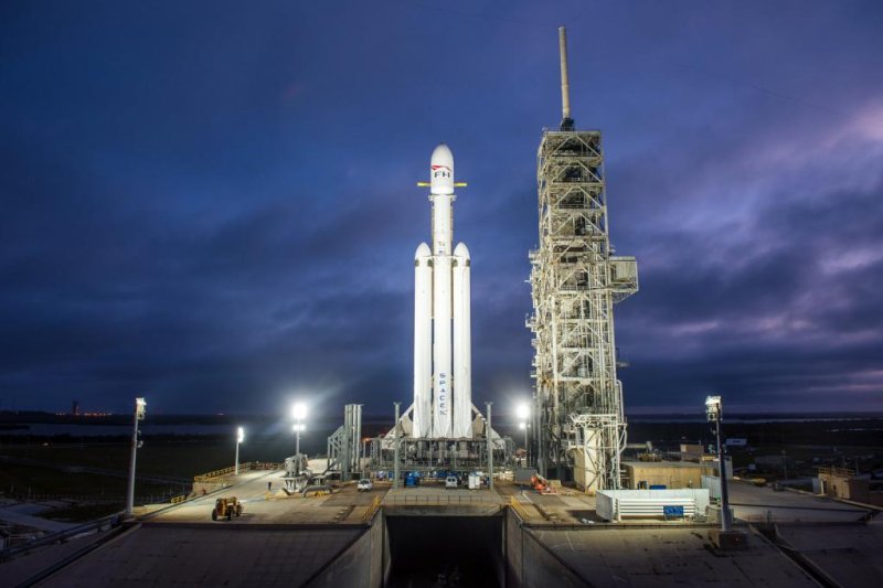 Falcon Heavy completes static fire test