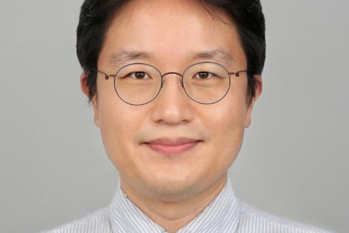 Samsung researcher Jung Seung-chul and other scientists have developed an in-memory computing chip, a new semiconductor suitable for AI chips. Photo courtesy of Samsung Electronics