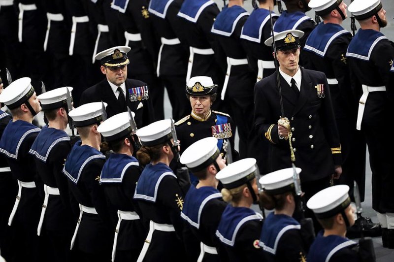 Queen commissions British Royal Navy's largest ship