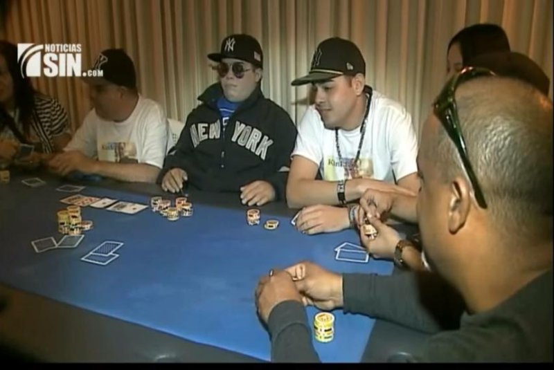 Henry Rosario Martinez sits at the table during a game of poker at his own wake. Noticias SIN/YouTube video screenshot
