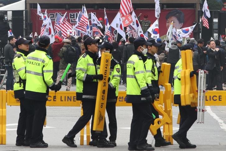 Police set up barricades in front of the Seoul Central District Court on April 6, 2018, when the court is scheduled to sentence impeached former President Park Geun-hye. Photo by Yonhap