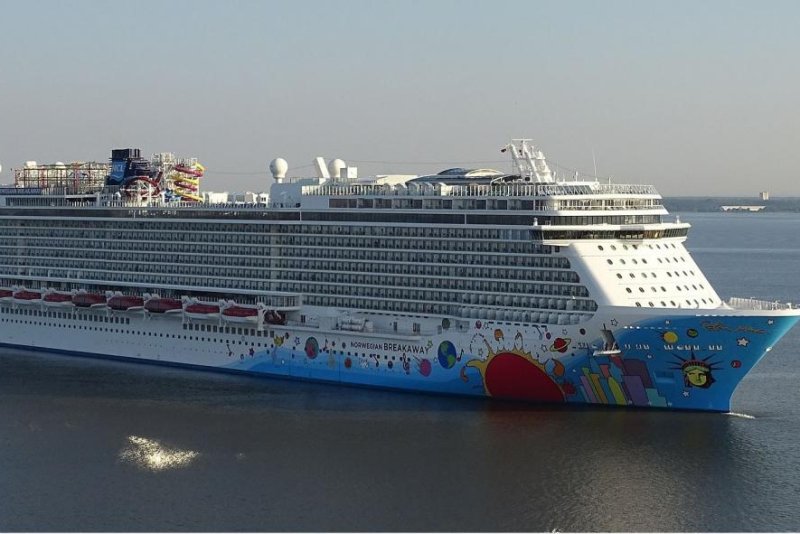 The Norwegian Breakaway has a capacity of 3,963 with 3,200 aboard, including crew, aboard in which 10 tested positive. Photo by Ad Meskens/Wikimedia Commons